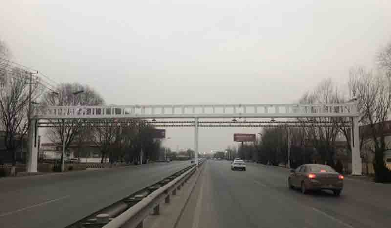 玉树公路限高杆